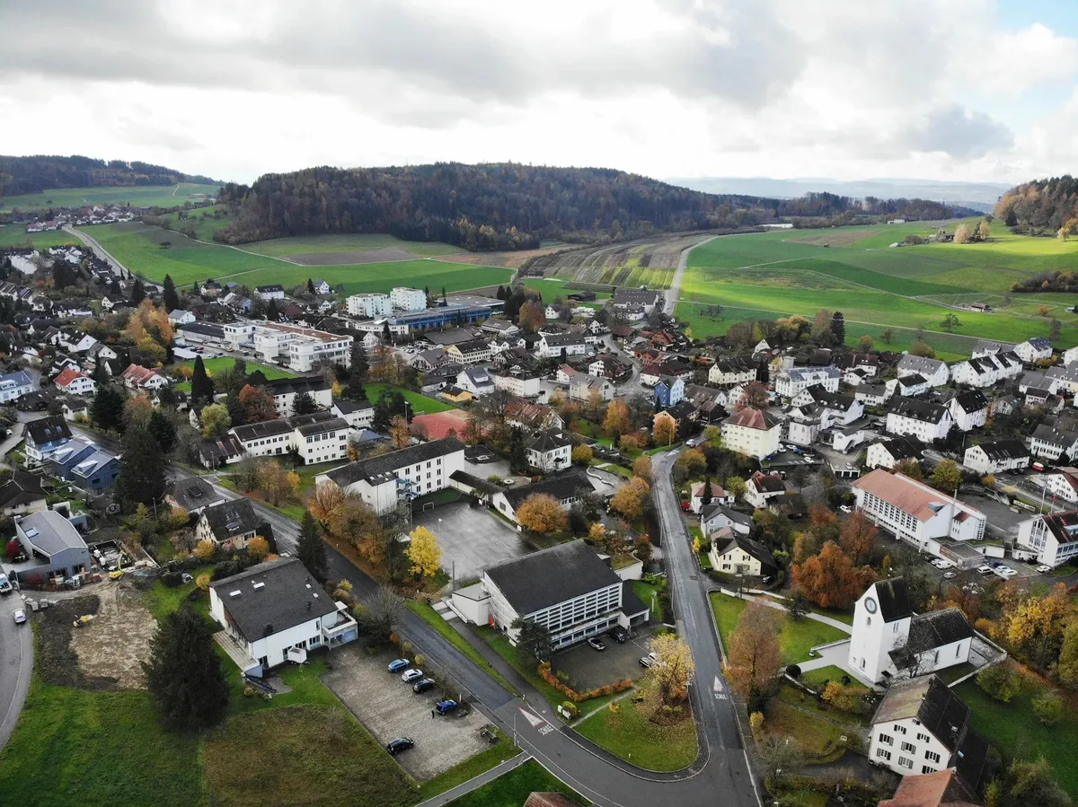 Man sieht eine Stadt von oben.